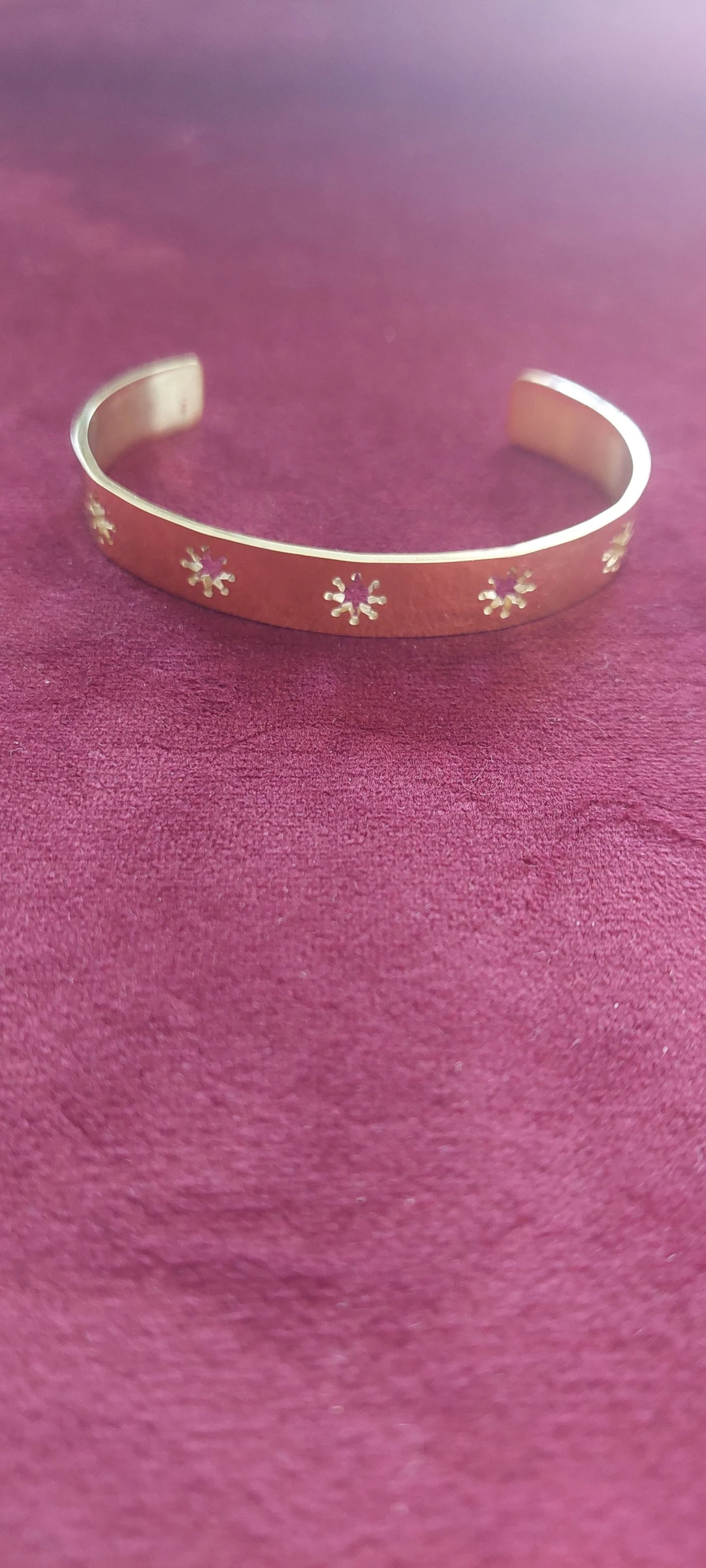 ✨ Bracelet Jonc Manchette Doré – Motif Étoiles / Soleils Ajourés ✨